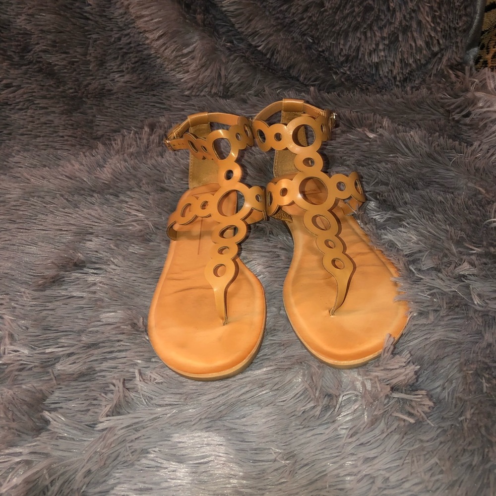 Tan Circle Strapped Sandals